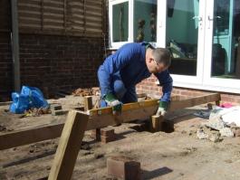 בהחלט ניתן לבצע התקנת דק באופן עצמאי אך יש לקחת בחשבון את כל ההוצאות, הזמן וההשקעה הכרוכה בפרויקט בגודל כזה